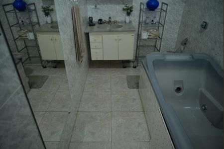 Casa à venda com 320m², 5 quartos e 4 vagasBanheiro da Suíte 1