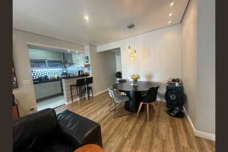 Sala de apartamento à venda com 2 quartos, 74m² em Jardim Tupanci, Barueri