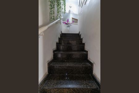 Casa à venda com 180m², 3 quartos e 3 vagasEscada