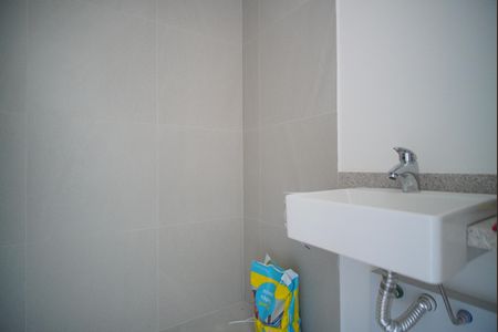 Banheiro de kitnet/studio para alugar com 1 quarto, 25m² em Boa Vista, Porto Alegre