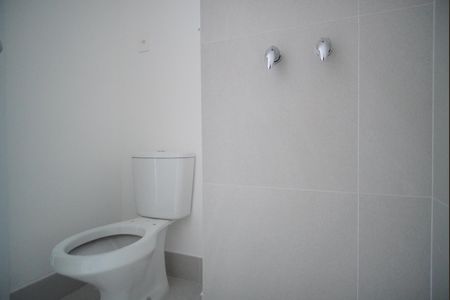 Banheiro de kitnet/studio para alugar com 1 quarto, 25m² em Boa Vista, Porto Alegre