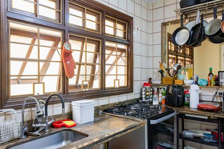 Casa à venda com 153m², 4 quartos e 2 vagas Casa à venda com 153m², 4 quartos e 2 vagasCozinha