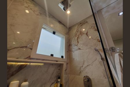 Casa de condomínio à venda com 320m², 4 quartos e 6 vagas Casa de condomínio à venda com 320m², 4 quartos e 6 vagasBanheiro da Suíte 1