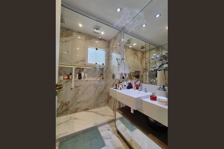 Casa de condomínio à venda com 320m², 4 quartos e 6 vagas Casa de condomínio à venda com 320m², 4 quartos e 6 vagasBanheiro da Suíte 1