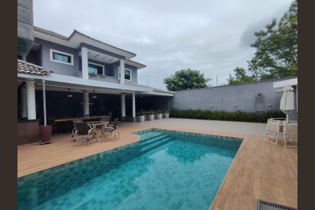 Casa de condomínio à venda com 320m², 4 quartos e 6 vagas Casa de condomínio à venda com 320m², 4 quartos e 6 vagasÁrea externa