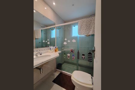 Casa de condomínio à venda com 320m², 4 quartos e 6 vagas Casa de condomínio à venda com 320m², 4 quartos e 6 vagasBanheiro da Suíte 4