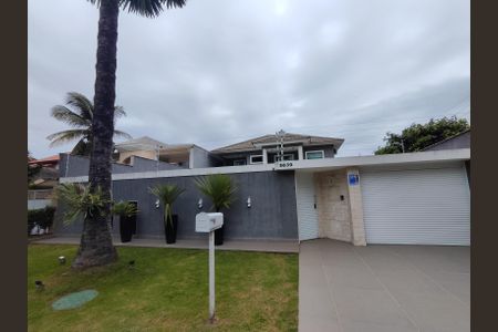 Casa de condomínio à venda com 320m², 4 quartos e 6 vagas Casa de condomínio à venda com 320m², 4 quartos e 6 vagasFachada