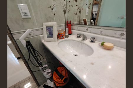 Casa de condomínio à venda com 320m², 4 quartos e 6 vagas Casa de condomínio à venda com 320m², 4 quartos e 6 vagasBanheiro da Suíte 3