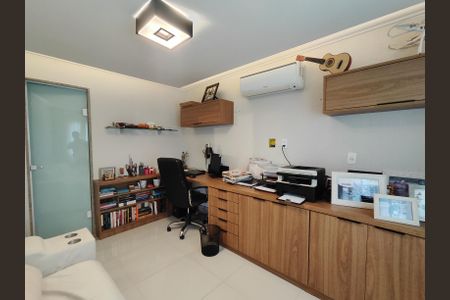 Casa de condomínio à venda com 320m², 4 quartos e 6 vagas Casa de condomínio à venda com 320m², 4 quartos e 6 vagasSuíte 3