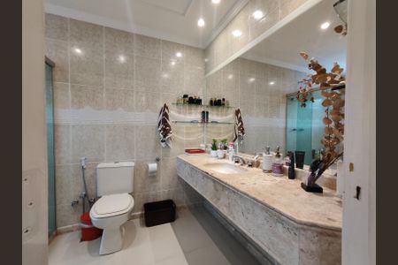 Casa de condomínio à venda com 320m², 4 quartos e 6 vagas Casa de condomínio à venda com 320m², 4 quartos e 6 vagasBanheiro da Suíte 2