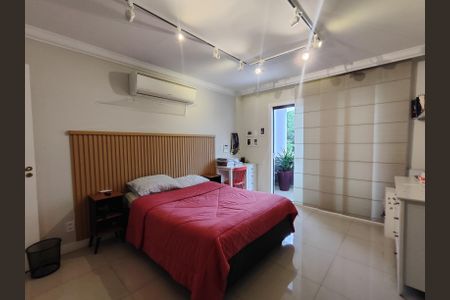 Casa de condomínio à venda com 320m², 4 quartos e 6 vagas Casa de condomínio à venda com 320m², 4 quartos e 6 vagasSuíte 2