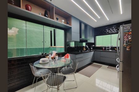 Casa de condomínio à venda com 320m², 4 quartos e 6 vagas Casa de condomínio à venda com 320m², 4 quartos e 6 vagasCozinha