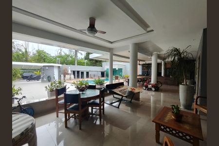 Casa de condomínio à venda com 320m², 4 quartos e 6 vagas Casa de condomínio à venda com 320m², 4 quartos e 6 vagasÁrea externa