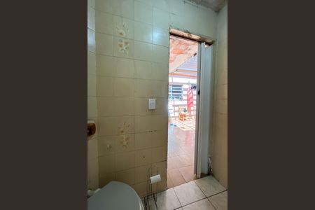 Casa à venda com 161m², 3 quartos e 2 vagas Casa à venda com 161m², 3 quartos e 2 vagasBanheiro externo