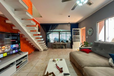 Casa à venda com 161m², 3 quartos e 2 vagas Casa à venda com 161m², 3 quartos e 2 vagasSala