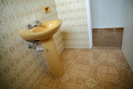 Casa à venda com 200m², 2 quartos e 2 vagasBanheiro casa 1 