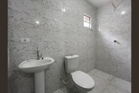 Banheiro de kitnet/studio para alugar com 1 quarto, 13m² em Vila Tiradentes, São Paulo