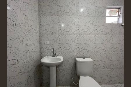 Banheiro de kitnet/studio para alugar com 1 quarto, 13m² em Vila Tiradentes, São Paulo