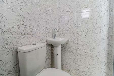 Banheiro de kitnet/studio para alugar com 1 quarto, 14m² em Vila Tiradentes, São Paulo