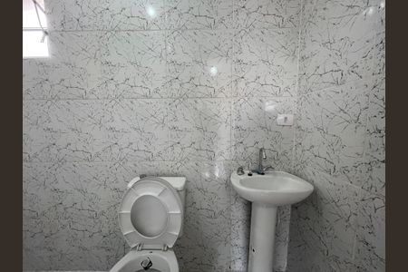 Banheiro de kitnet/studio para alugar com 1 quarto, 25m² em Vila Tiradentes, São Paulo