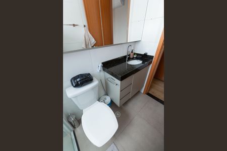 banheiro suite de apartamento para alugar com 2 quartos, 53m² em Eldorado, Contagem