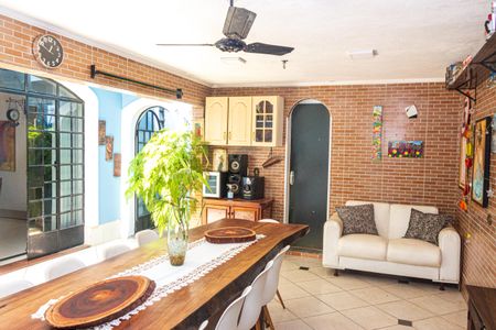 Casa à venda com 300m², 4 quartos e 5 vagas Casa à venda com 300m², 4 quartos e 5 vagasEspaço Gourmet