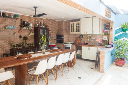 Casa à venda com 300m², 4 quartos e 5 vagas Casa à venda com 300m², 4 quartos e 5 vagasEspaço Gourmet