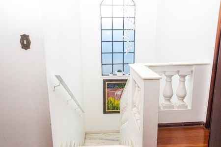 Casa à venda com 300m², 4 quartos e 5 vagas Casa à venda com 300m², 4 quartos e 5 vagasEscada