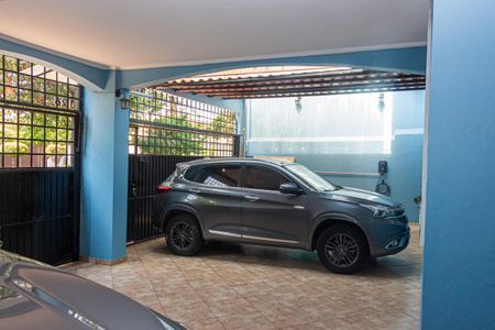 Casa à venda com 300m², 4 quartos e 5 vagas Casa à venda com 300m², 4 quartos e 5 vagasGaragem