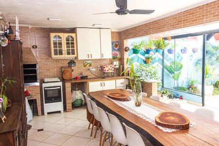 Casa à venda com 300m², 4 quartos e 5 vagas Casa à venda com 300m², 4 quartos e 5 vagasEspaço Gourmet