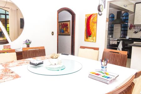 Casa à venda com 300m², 4 quartos e 5 vagas Casa à venda com 300m², 4 quartos e 5 vagasSala de Jantar