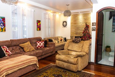 Casa à venda com 300m², 4 quartos e 5 vagas Casa à venda com 300m², 4 quartos e 5 vagasSala