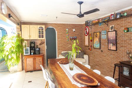 Casa à venda com 300m², 4 quartos e 5 vagas Casa à venda com 300m², 4 quartos e 5 vagasEspaço Gourmet