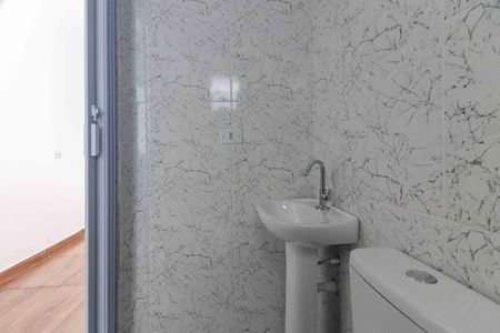 Banheiro de kitnet/studio para alugar com 1 quarto, 14m² em Vila Tiradentes, São Paulo