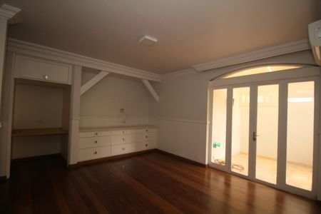 Casa à venda com 3 quartos, 300m² em Jardim Leonor, São Paulo