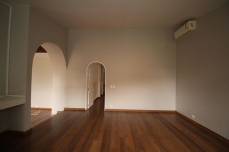 Casa à venda com 3 quartos, 300m² em Jardim Leonor, São Paulo