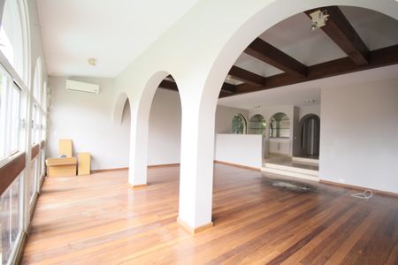 Casa à venda com 3 quartos, 300m² em Jardim Leonor, São Paulo