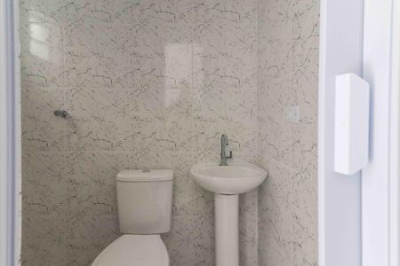 Banheiro Social de kitnet/studio para alugar com 1 quarto, 14m² em Vila Tiradentes, São Paulo