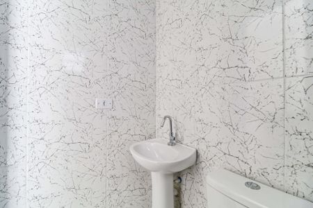 Banheiro de kitnet/studio para alugar com 1 quarto, 14m² em Vila Tiradentes, São Paulo