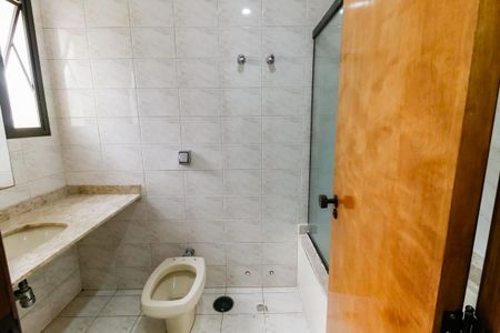 Apartamento para alugar com 166m², 4 quartos e 3 vagas Apartamento para alugar com 166m², 4 quartos e 3 vagasBanheiro da Suíte 1