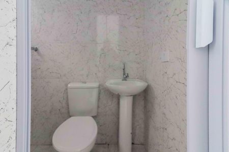 Banheiro de kitnet/studio para alugar com 1 quarto, 14m² em Vila Tiradentes, São Paulo