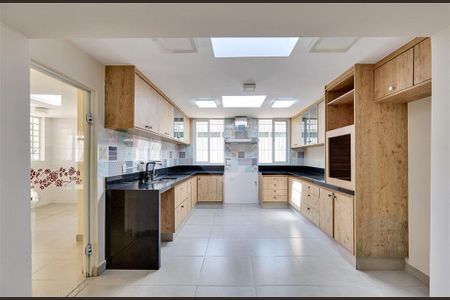 Casa à venda com 345m², 5 quartos e 6 vagas