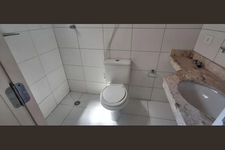 Banheiro de apartamento para alugar com 2 quartos, 59m² em Parque Industriario, Santo André