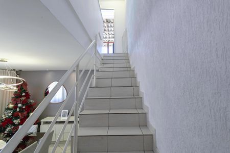 Apartamento à venda com 140m², 2 quartos e 2 vagas Apartamento à venda com 140m², 2 quartos e 2 vagasEscada