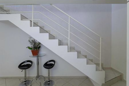 Apartamento à venda com 140m², 2 quartos e 2 vagas Apartamento à venda com 140m², 2 quartos e 2 vagasEscada