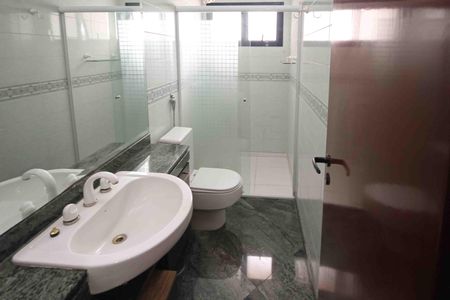 Apartamento para alugar com 290m², 3 quartos e 4 vagas Apartamento para alugar com 290m², 3 quartos e 4 vagasBanheiro da Suite