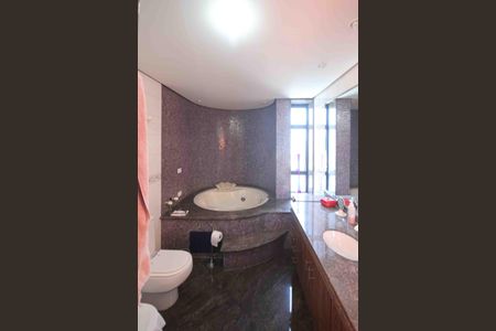 Apartamento para alugar com 290m², 3 quartos e 4 vagas Apartamento para alugar com 290m², 3 quartos e 4 vagasBanheiro da Suite 03