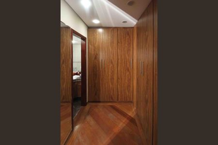 Apartamento para alugar com 290m², 3 quartos e 4 vagas Apartamento para alugar com 290m², 3 quartos e 4 vagasCloset da Suite 03