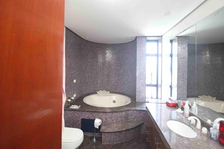 Apartamento para alugar com 290m², 3 quartos e 4 vagas Apartamento para alugar com 290m², 3 quartos e 4 vagasBanheiro da Suite 03