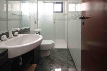 Apartamento para alugar com 290m², 3 quartos e 4 vagas Apartamento para alugar com 290m², 3 quartos e 4 vagasBanheiro da Suite